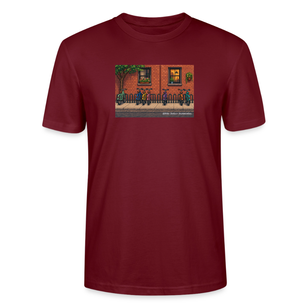 Fahrräder an der Backsteinwand T-Shirt - Unisex & Bio - Burgunderrot